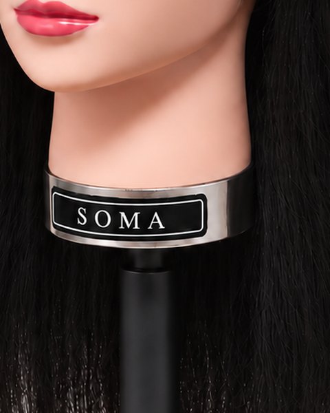 SOMA 헤어마네킹 목 부분 크롬 라벨 확대