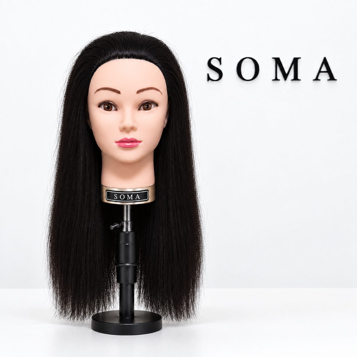 SOMA 인모 헤어마네킹 18인치 정면 — 가르마 없는 긴 직모, 목 받침에 SOMA 라벨